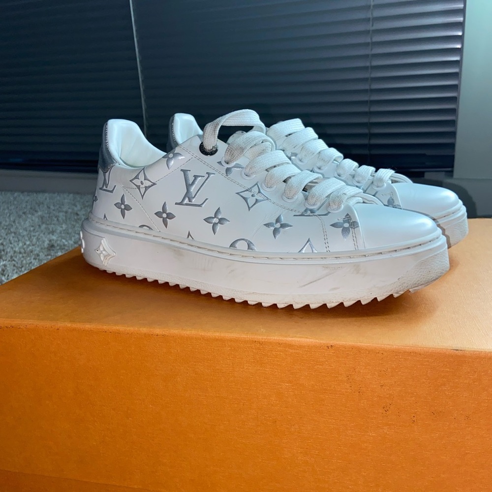 White & Silver Louis Vuitton Sneakers.
Size: 38